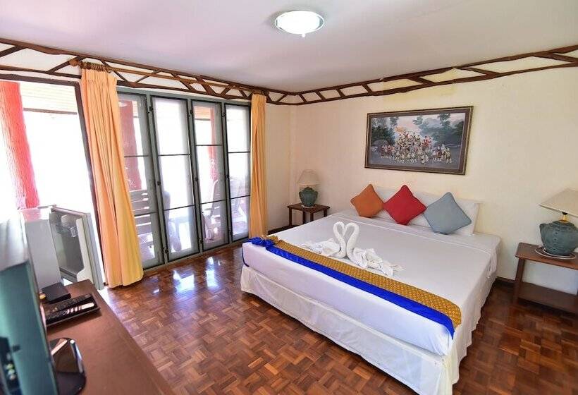 בית מלון כפרי Koh Ngai Resort