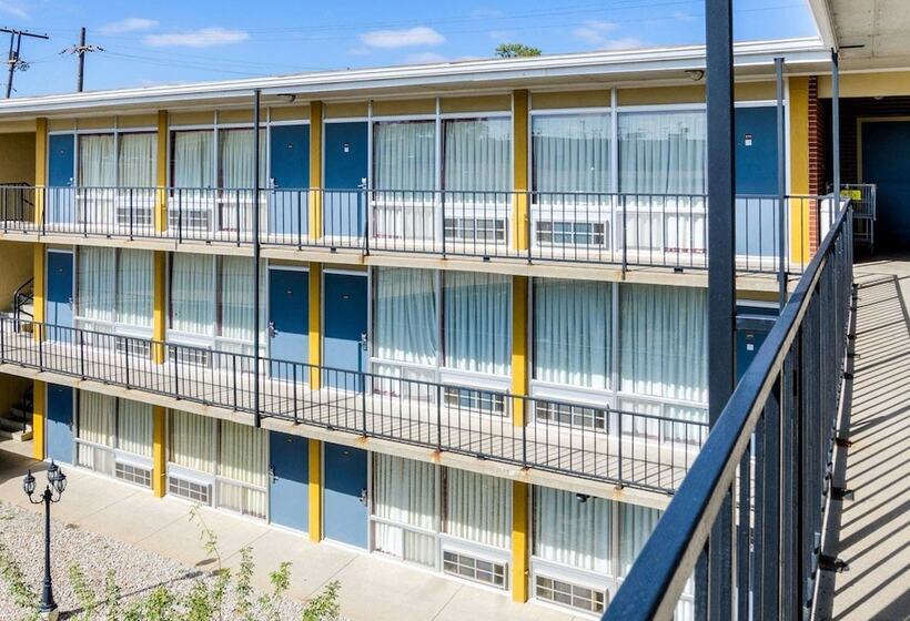 Отель Meadow Acres Inn