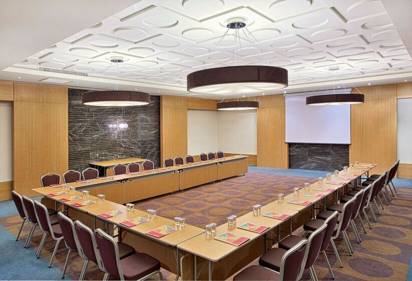 ホテル Ramada Plaza Antalya