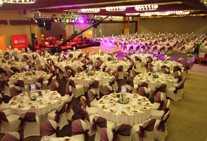 ホテル Ramada Plaza Antalya