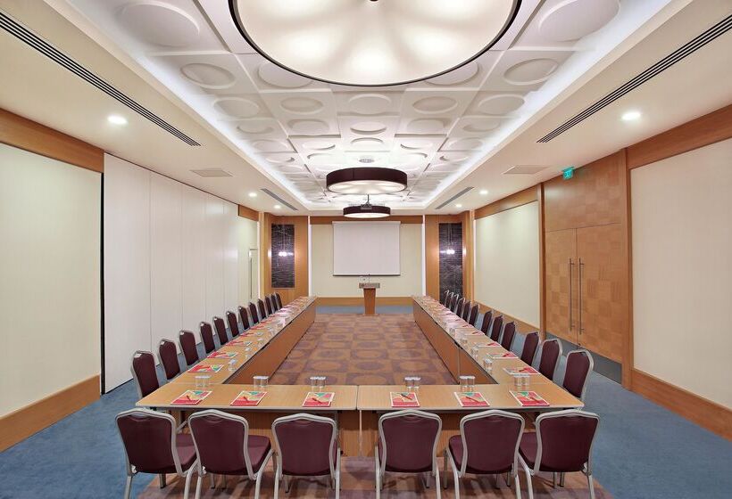 ホテル Ramada Plaza Antalya