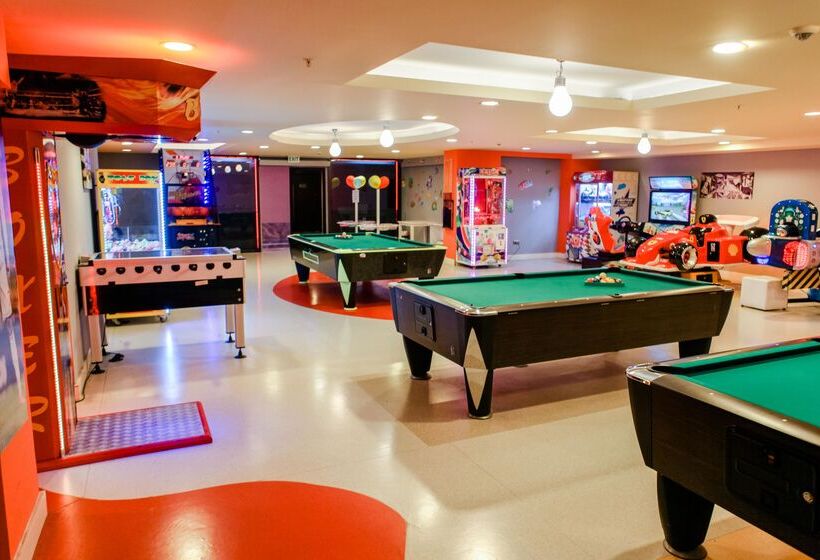 ホテル Ramada Plaza Antalya