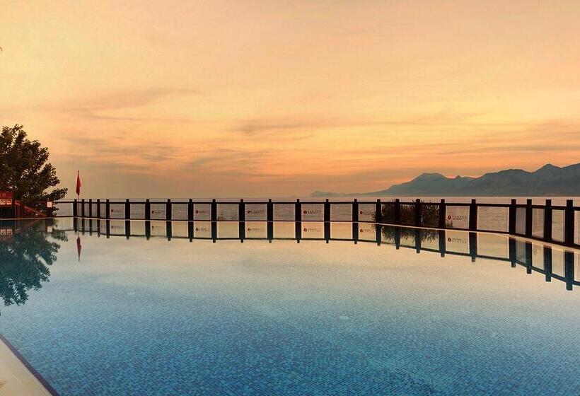 ホテル Ramada Plaza Antalya