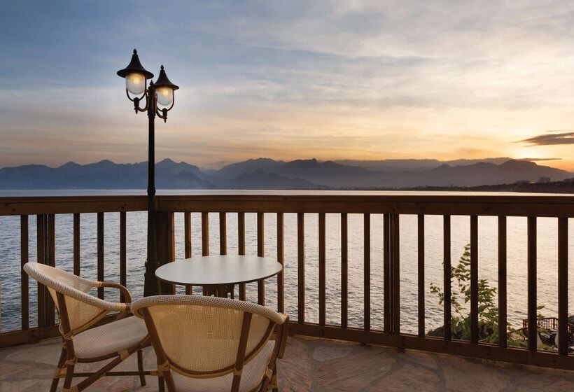 ホテル Ramada Plaza Antalya