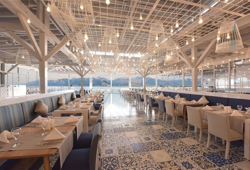 ホテル Ramada Plaza Antalya