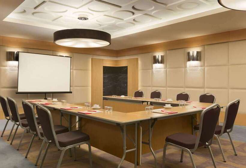 ホテル Ramada Plaza Antalya