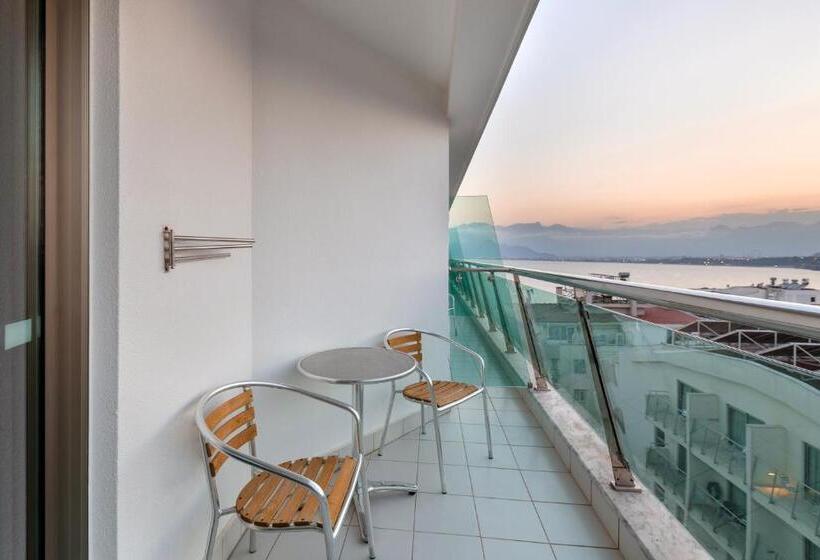 ホテル Ramada Plaza Antalya