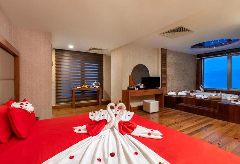 ホテル Ramada Plaza Antalya