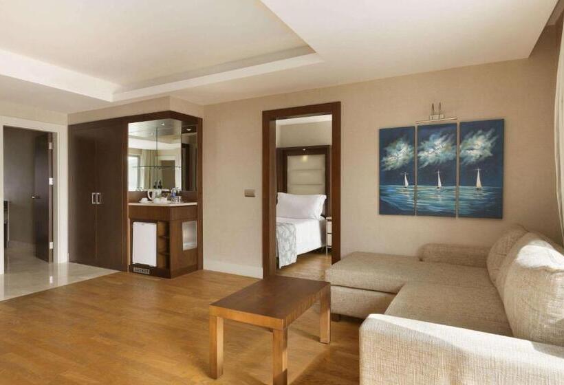 ホテル Ramada Plaza Antalya