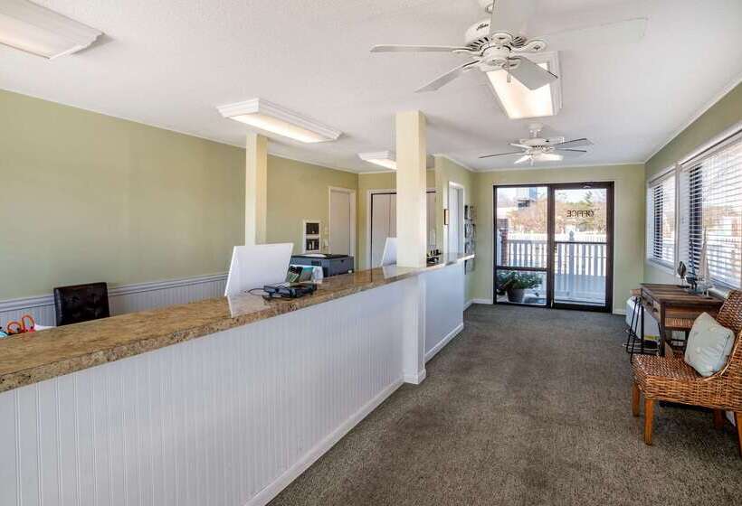 Отель Rodeway Inn & Suites