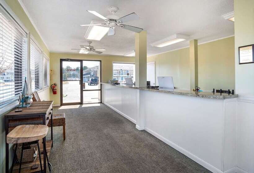 Отель Rodeway Inn & Suites