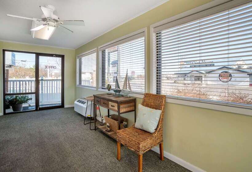 Отель Rodeway Inn & Suites