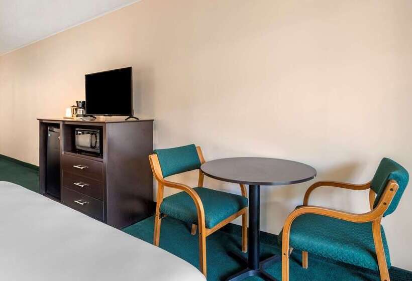 Отель Rodeway Inn & Suites