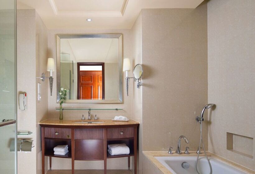 Hotel Shangri La Wenzhou A Panoramic View Of The River, Adjacent To Wenzhou International Convention And E