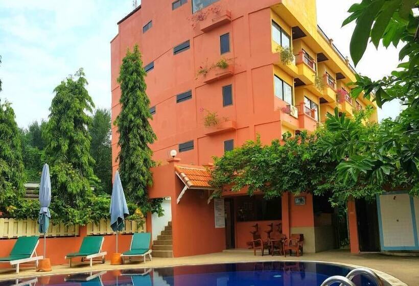 בית מלון כפרי Takiab Beach Resort