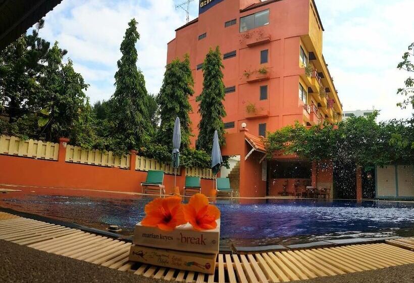 בית מלון כפרי Takiab Beach Resort