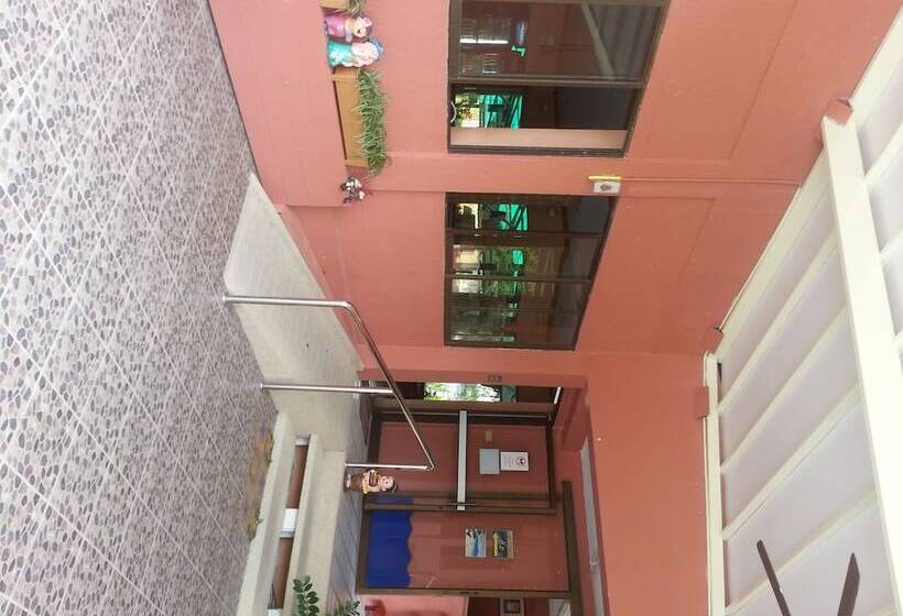 בית מלון כפרי Takiab Beach Resort