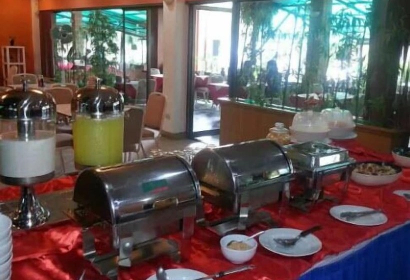 בית מלון כפרי Takiab Beach Resort