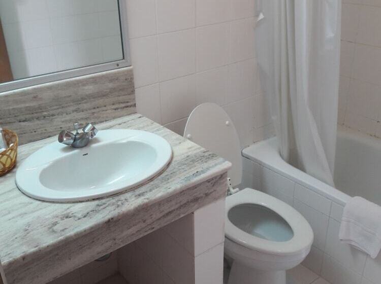 בית מלון כפרי Takiab Beach Resort