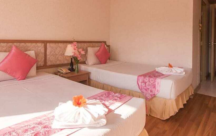 בית מלון כפרי Takiab Beach Resort