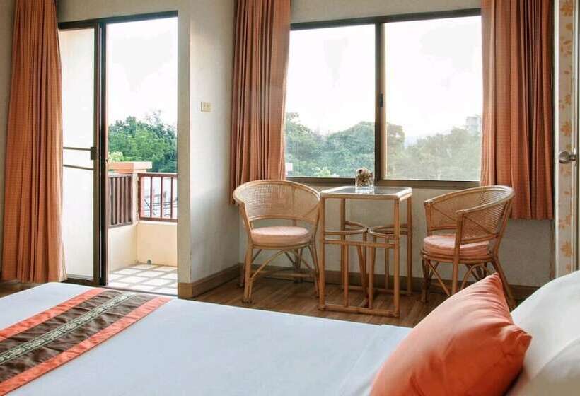 בית מלון כפרי Takiab Beach Resort