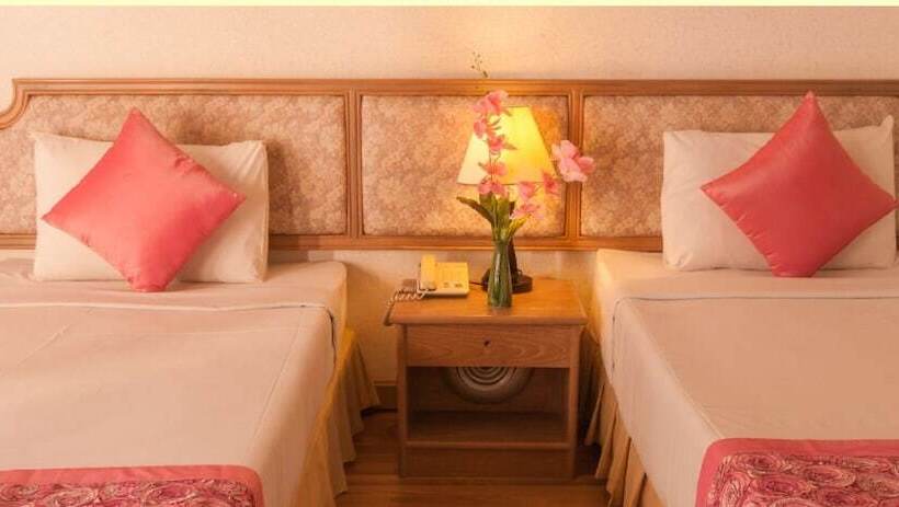 בית מלון כפרי Takiab Beach Resort