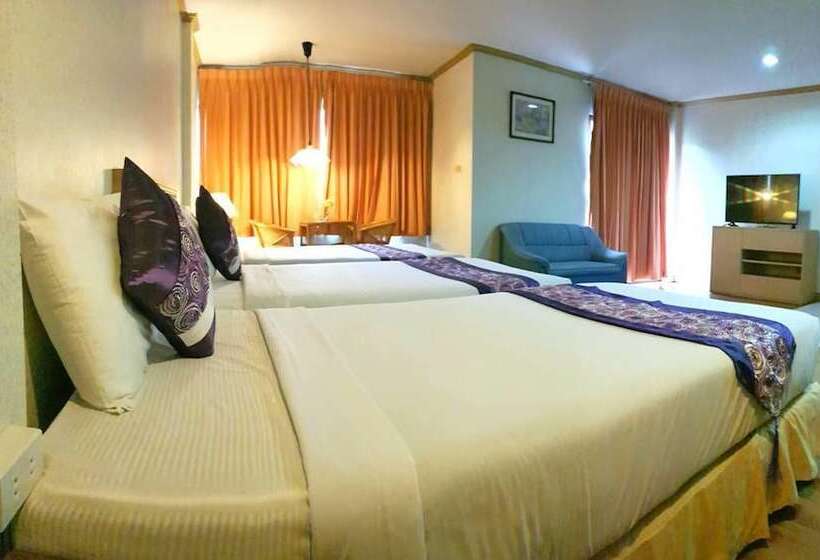 בית מלון כפרי Takiab Beach Resort