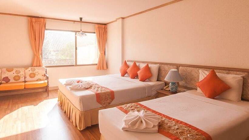 בית מלון כפרי Takiab Beach Resort