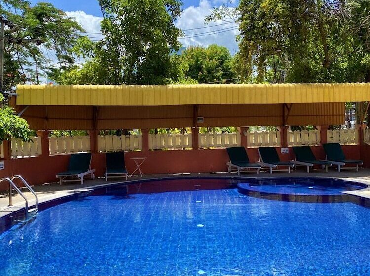 בית מלון כפרי Takiab Beach Resort