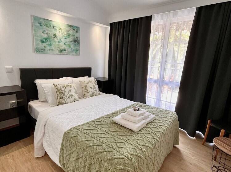 مبيت وإفطار Gardens Guest Househostel