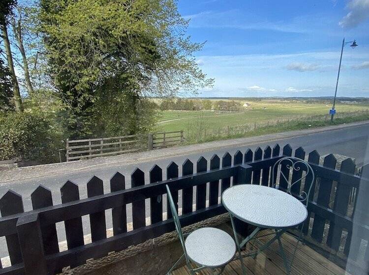 Отель Little Woodbine