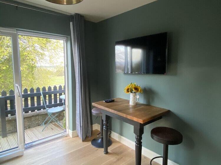 Отель Little Woodbine