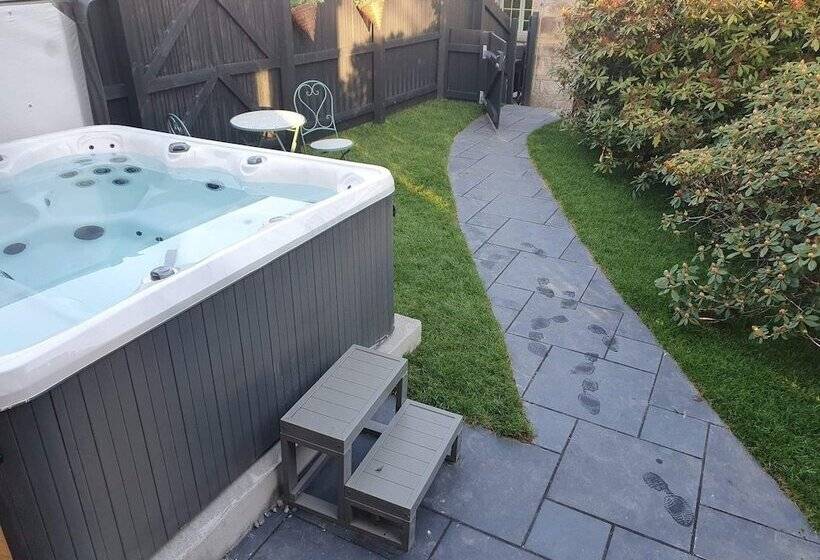 Отель Little Woodbine