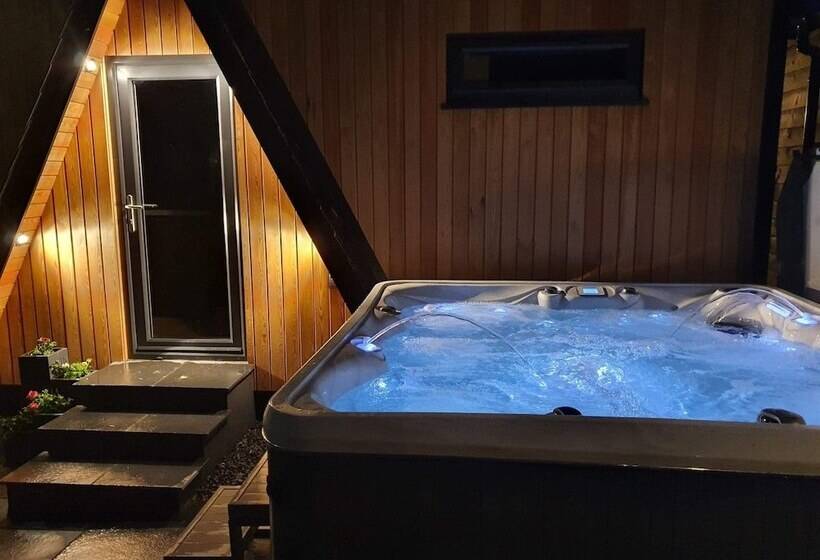 Отель Little Woodbine