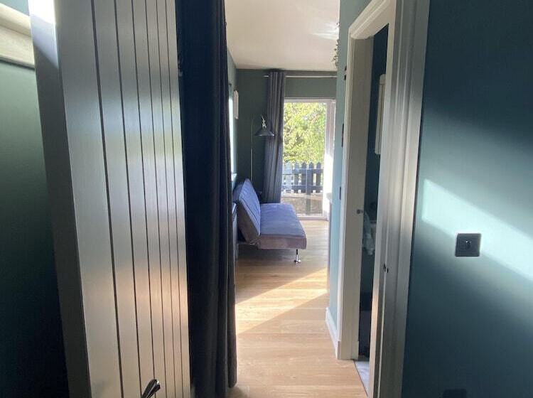 Отель Little Woodbine