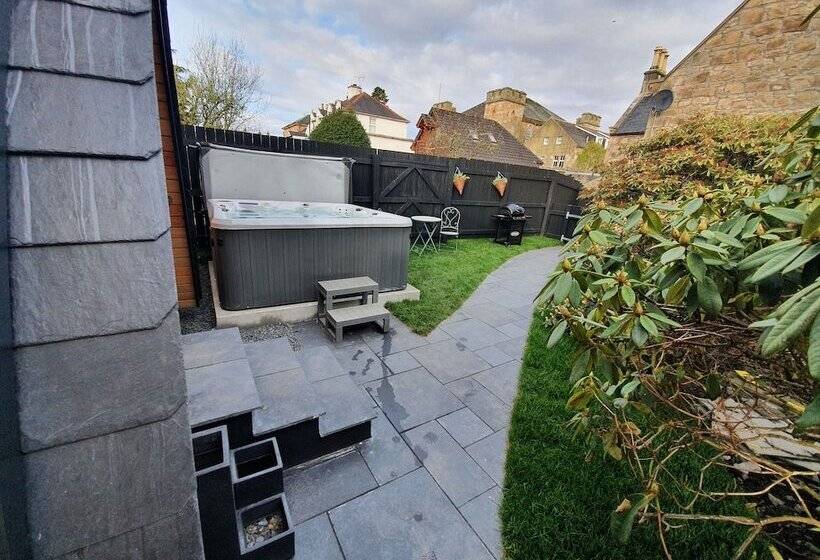 Отель Little Woodbine