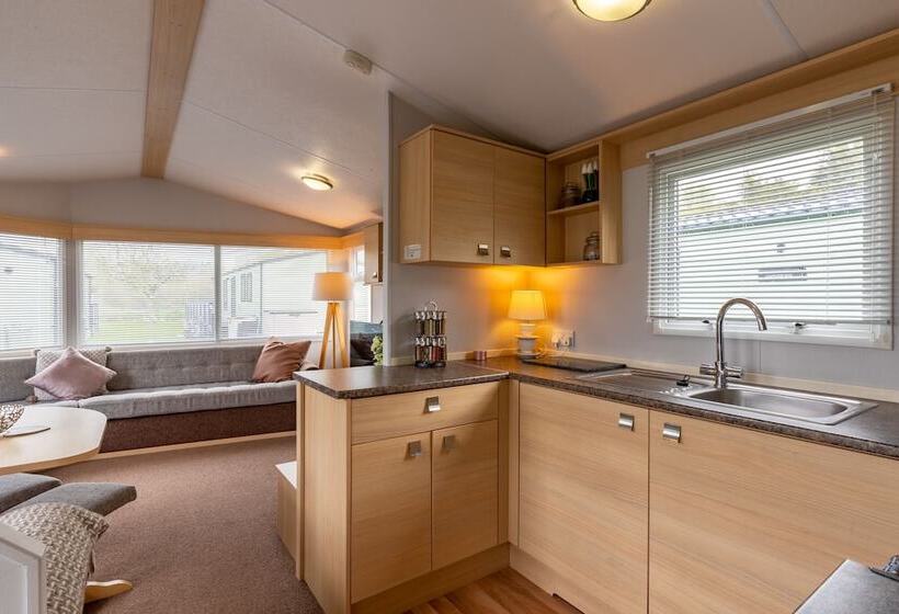 Inside No. 9 Retreat