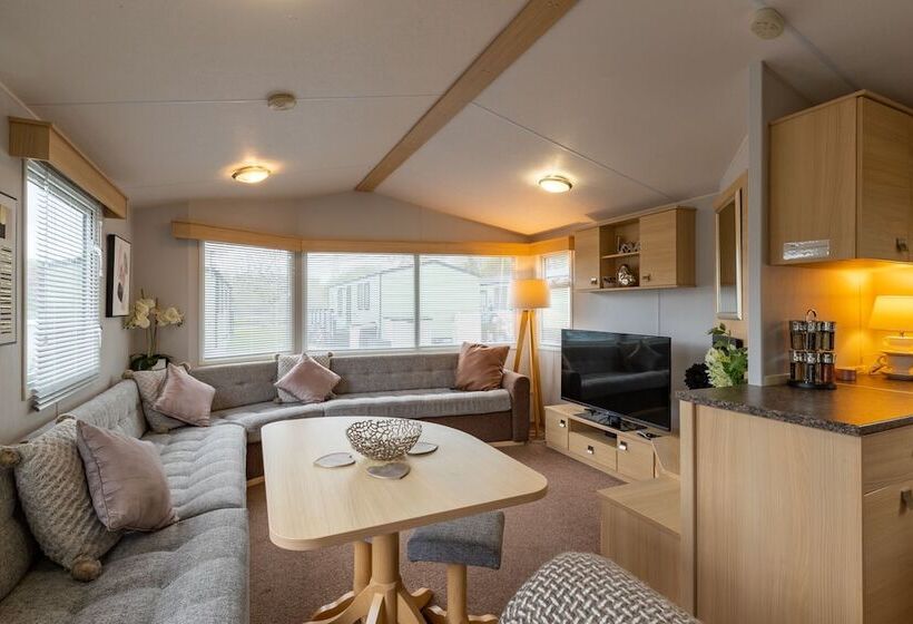 Inside No. 9 Retreat