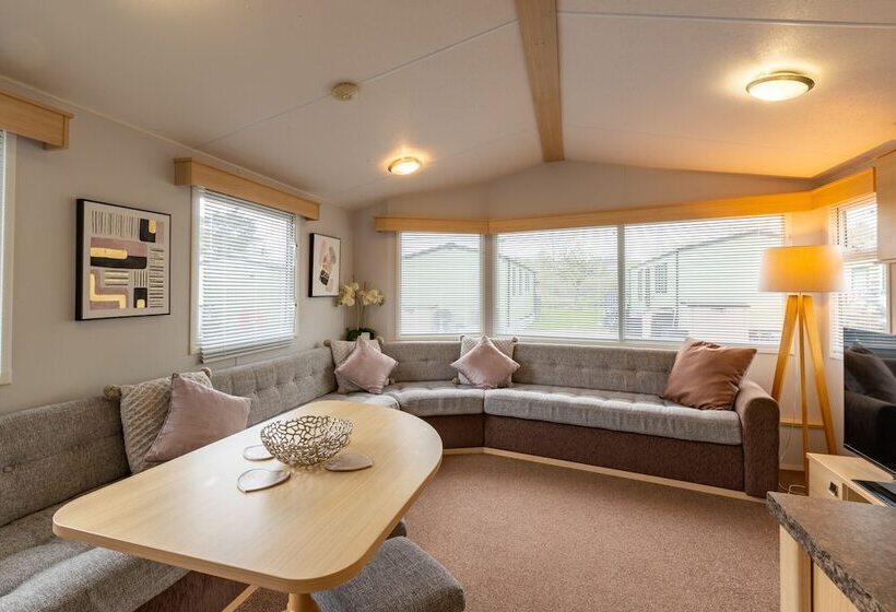 Inside No. 9 Retreat