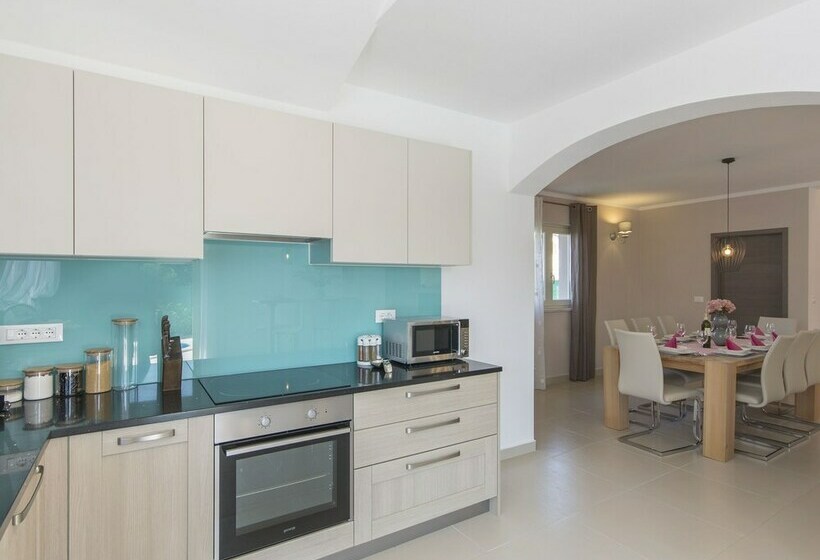 Luxuriously Equipped Villa With Private Pool Offers You An Excellent Vacation