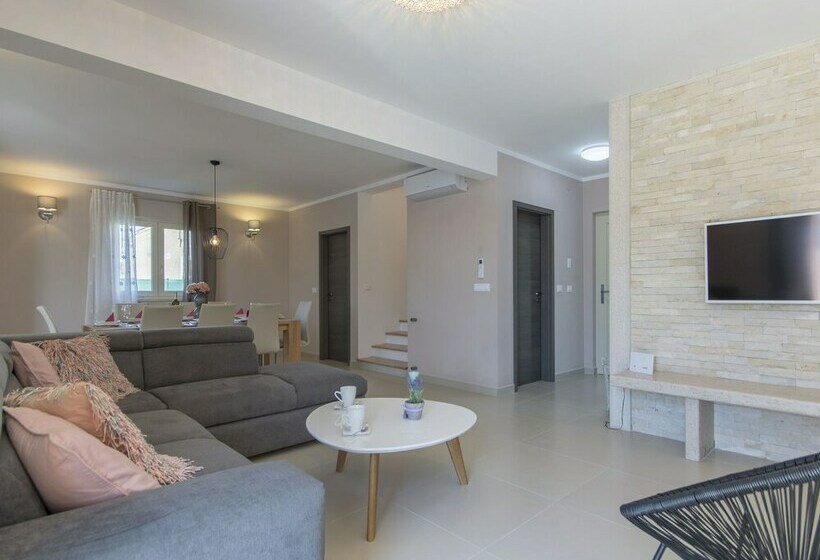 Luxuriously Equipped Villa With Private Pool Offers You An Excellent Vacation