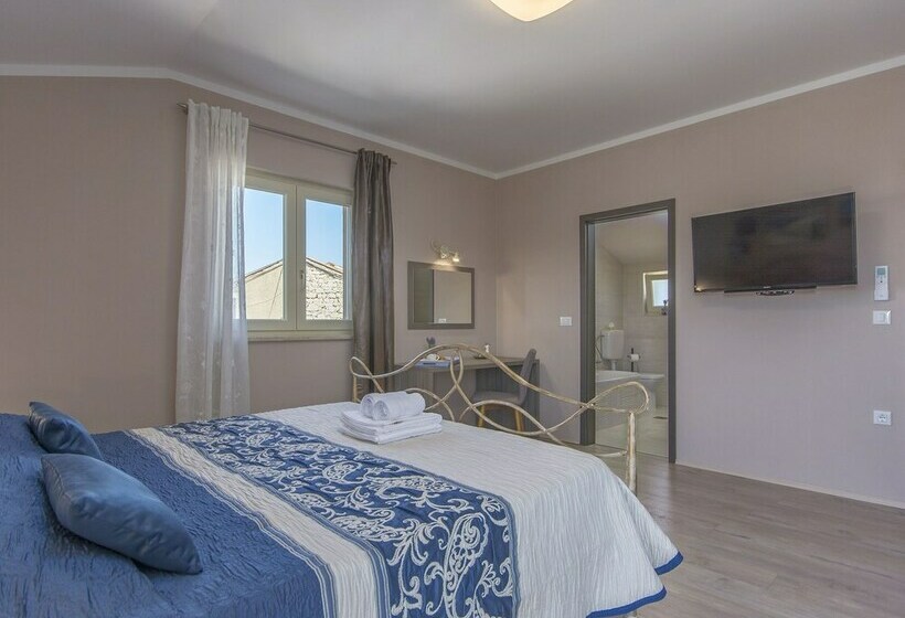 Luxuriously Equipped Villa With Private Pool Offers You An Excellent Vacation