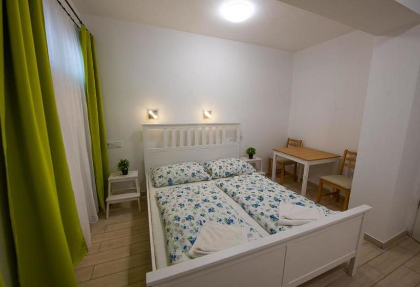 ペンション Hullam Rooms Siofok