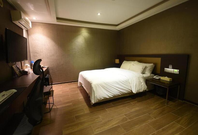 汽车旅馆  Seocho Lava Gyodaenambuteomineol