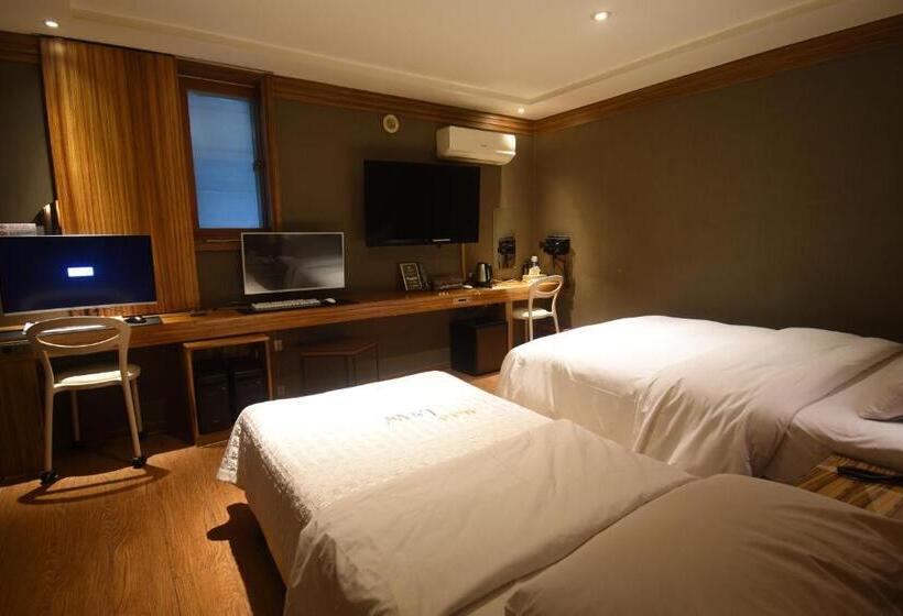 汽车旅馆  Seocho Lava Gyodaenambuteomineol