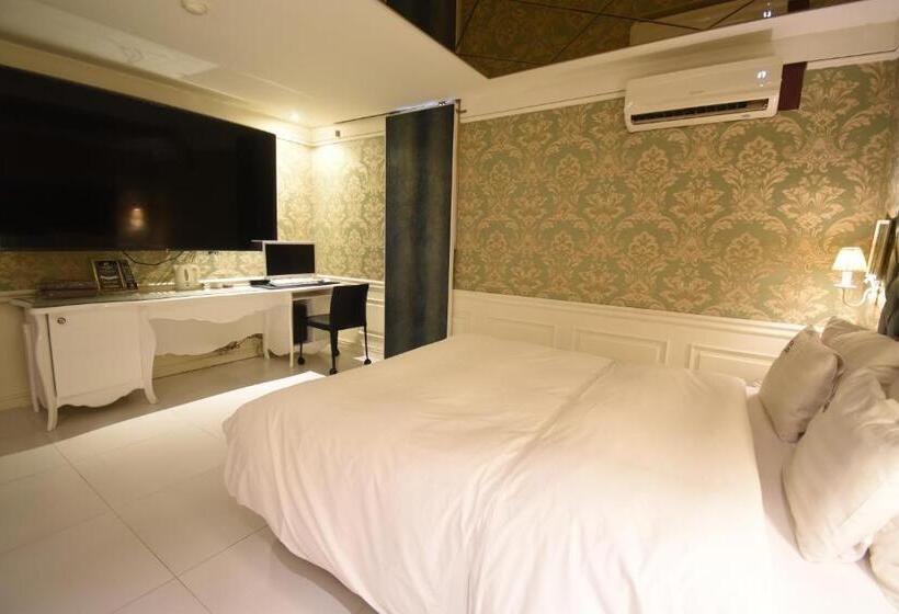 汽车旅馆  Seocho Lava Gyodaenambuteomineol