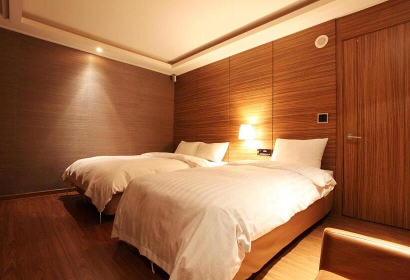 汽车旅馆  Seocho Lava Gyodaenambuteomineol