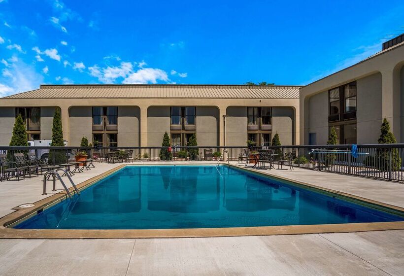 酒店 Clarion Inn & Suites Airport