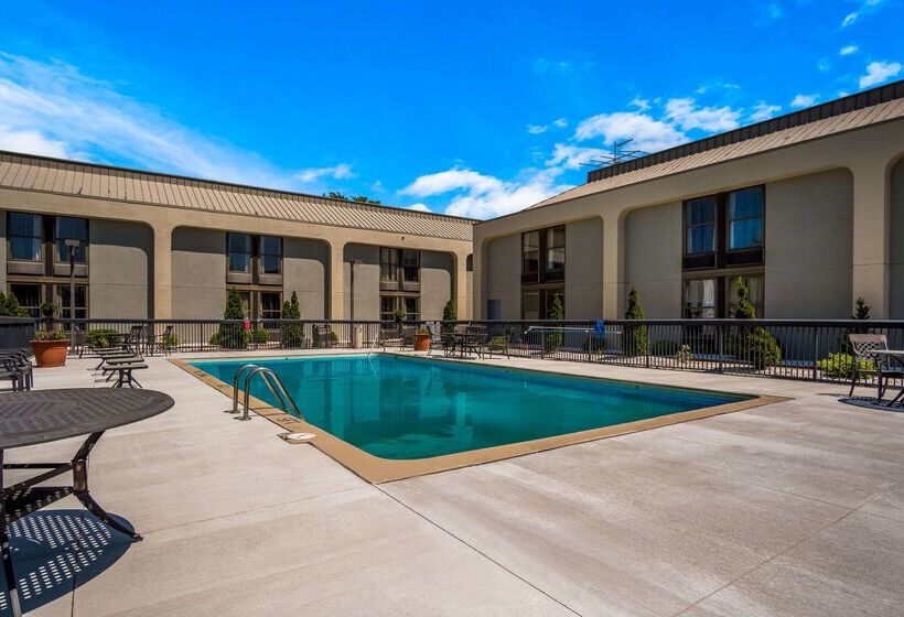 酒店 Clarion Inn & Suites Airport