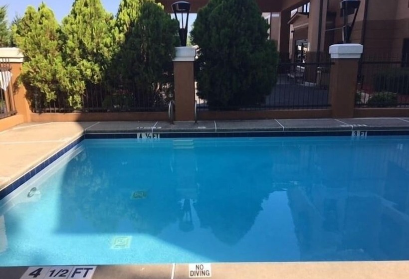 فندق Comfort Inn & Suites Peachtree Corners